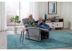 lifestyle pr535 anchor woman using ipad in tv position